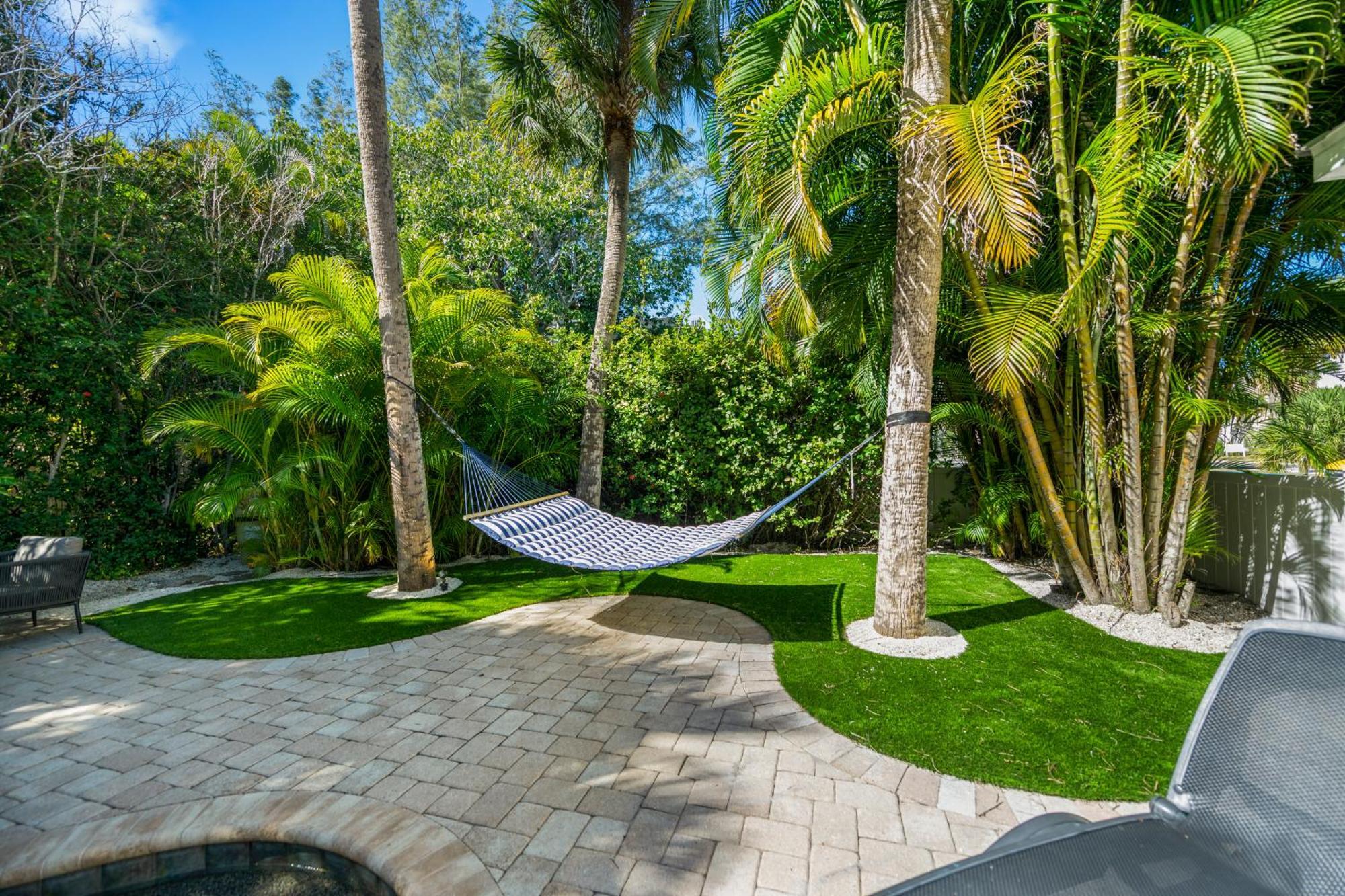 Sandy Pants - Designer Beach Chic Home Steps To Beach Backyard Oasis W Heated Pool Anna Maria Esterno foto