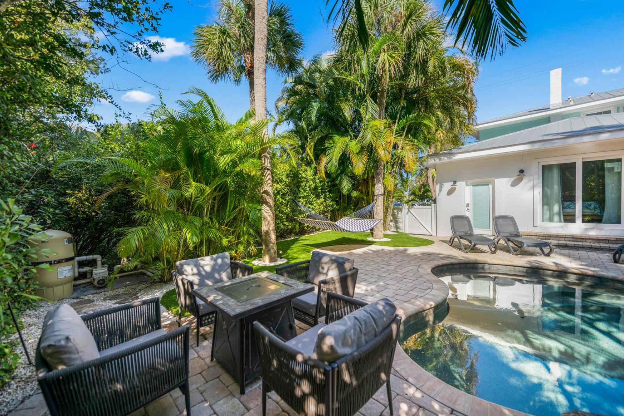 Sandy Pants - Designer Beach Chic Home Steps To Beach Backyard Oasis W Heated Pool Anna Maria Esterno foto