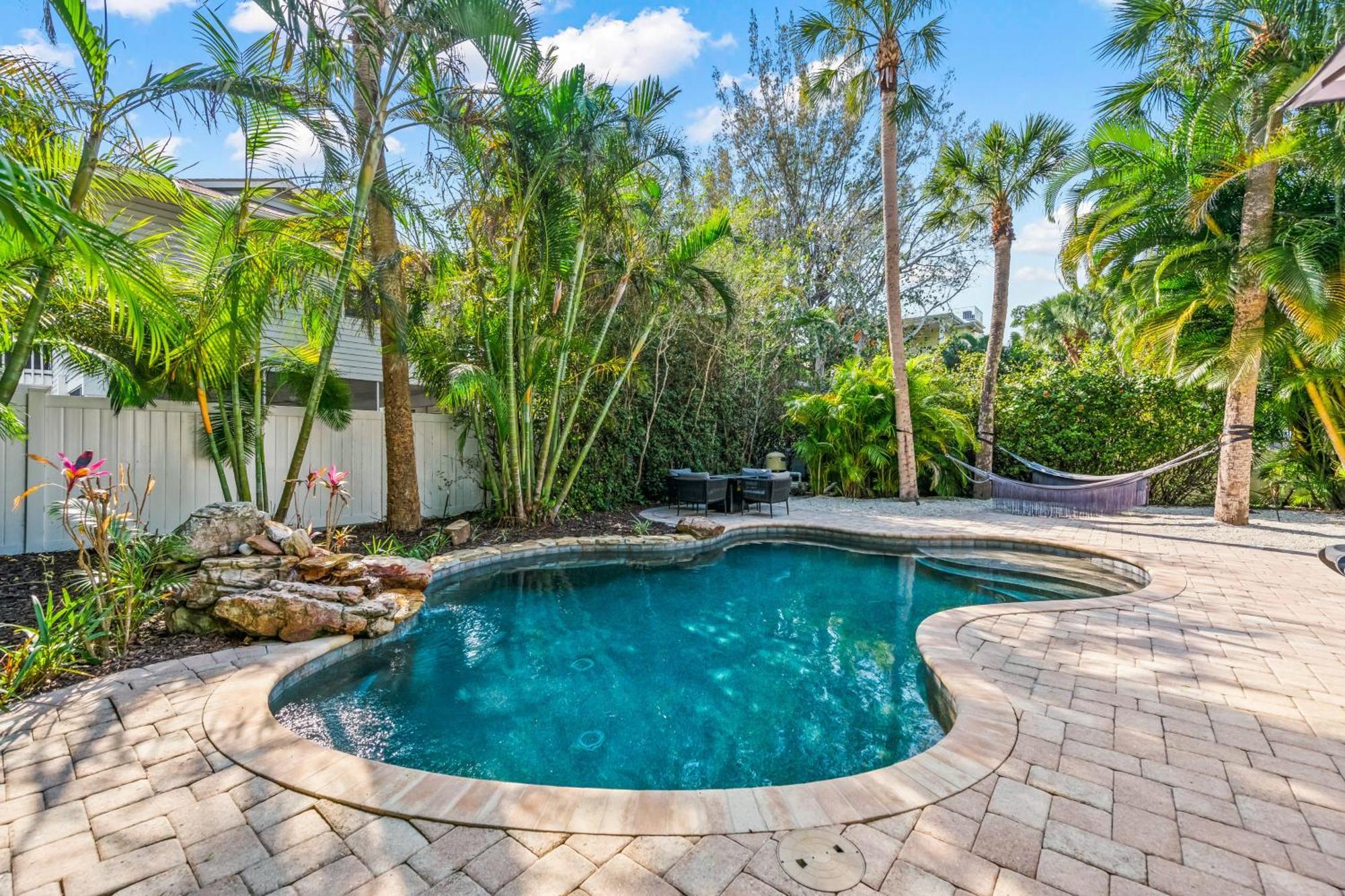 Sandy Pants - Designer Beach Chic Home Steps To Beach Backyard Oasis W Heated Pool Anna Maria Esterno foto